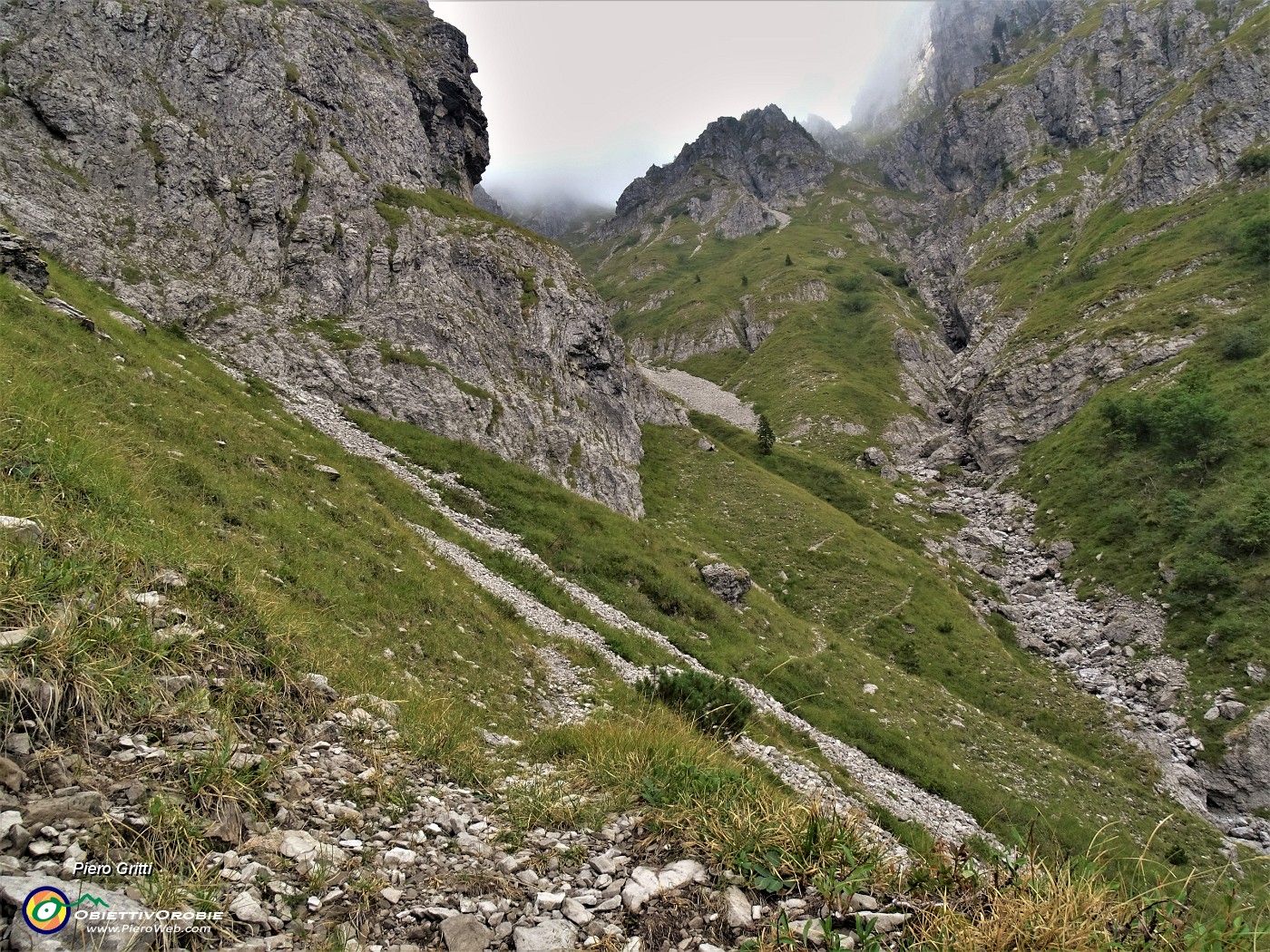 32 La  Val Gerona sale tormentata e il sentiero si sposta ricercando i passaggi meno impegnativi.JPG